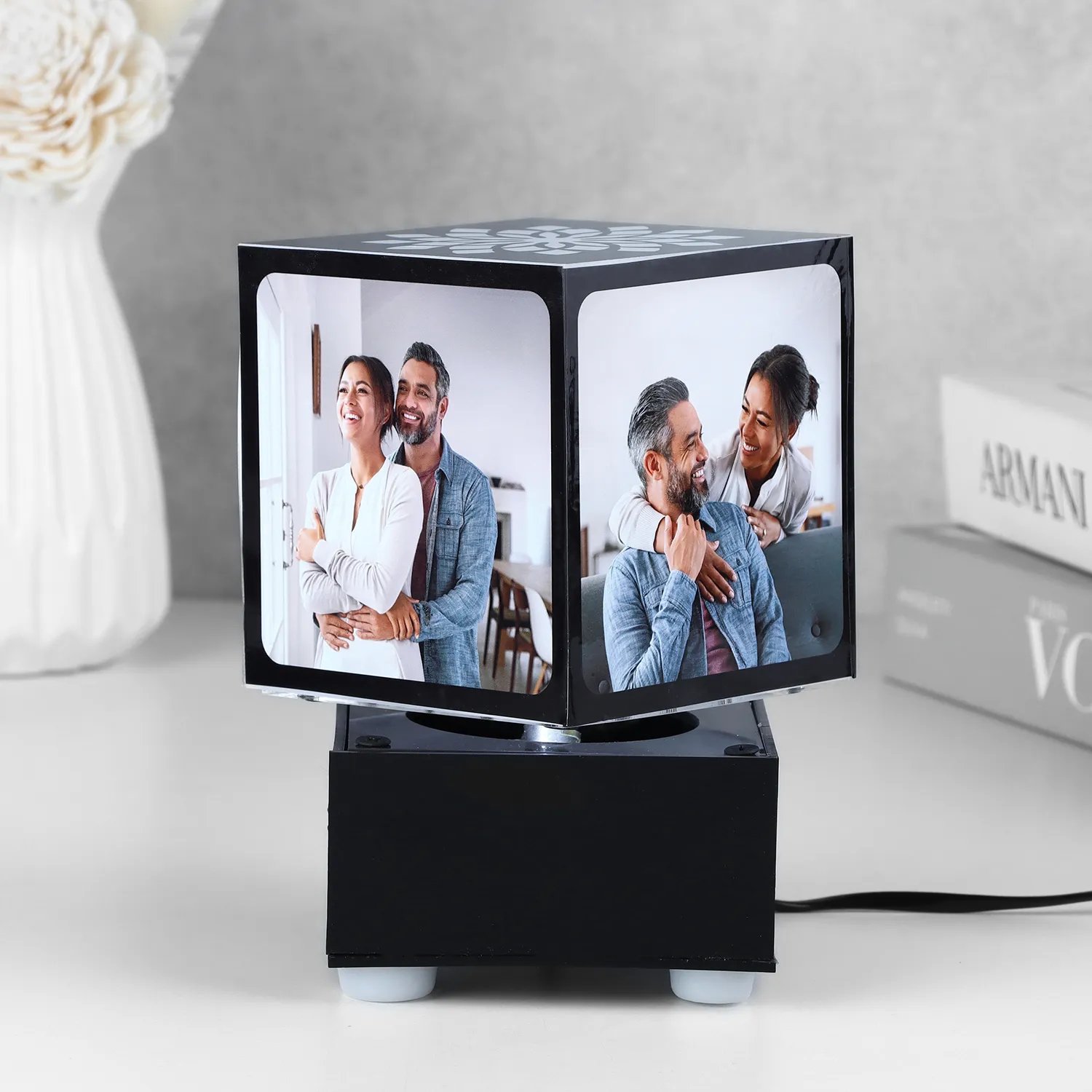 https://shoppingyatra.com/product_images/personalised-revolving-photo-lamp_2.jpg